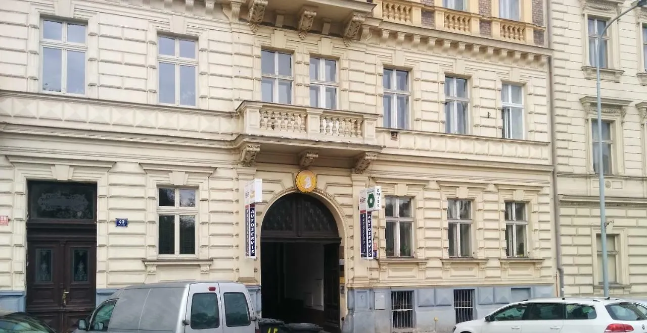 Quiet Courtyard Apartment Praag Tsjechië